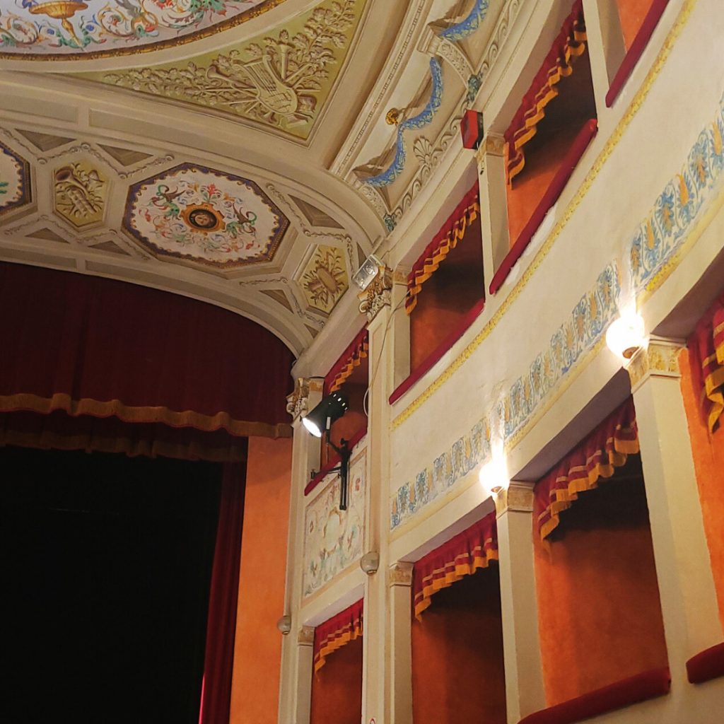 Dettaglio delle balconate all'interno del Teatro di Buti